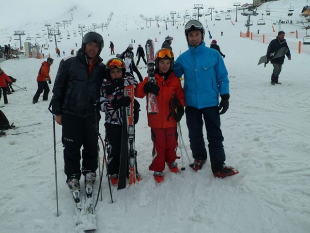 padres e hijos en la nieve